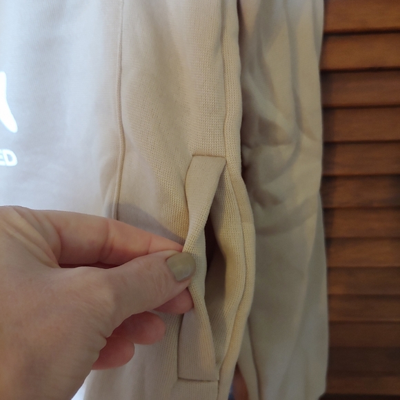 Sweatshirt that holds your cat 🐱 - Picture 5 of 9